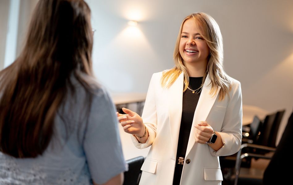 2 Mitarbeiterinnen im Gespräch