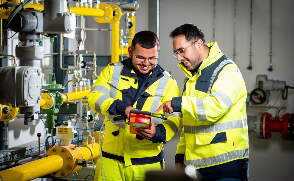 2 Monteure mit Gasmessgerät