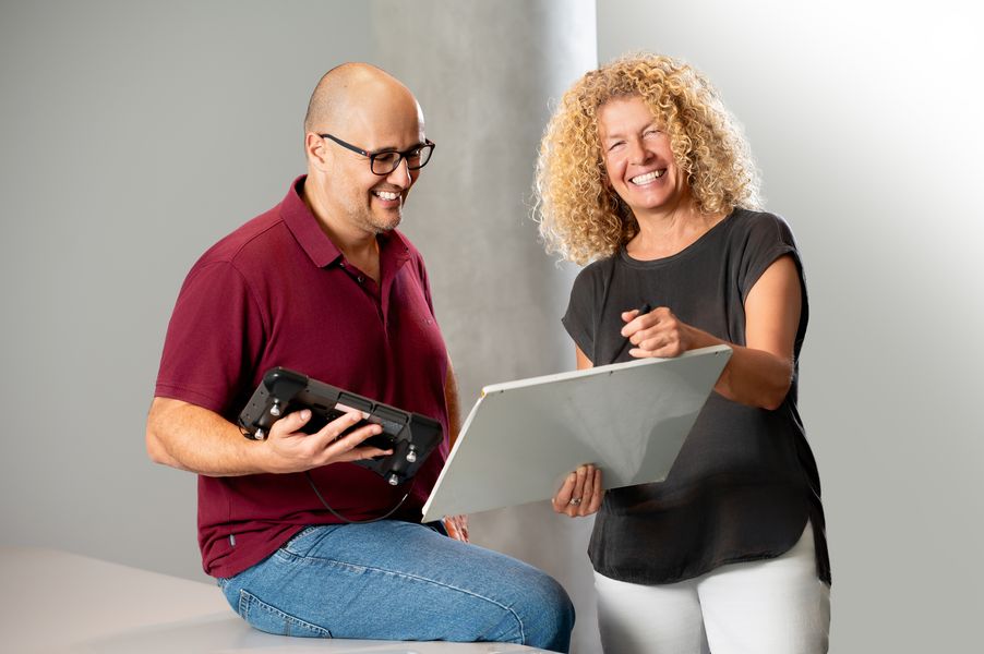 2 Mitarbeitende schauen sich einen Stadtplan an