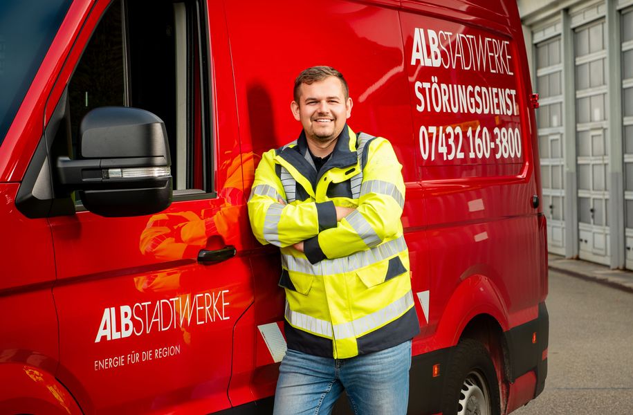 Mitarbeiter lehnt am Störungsfahrzeug