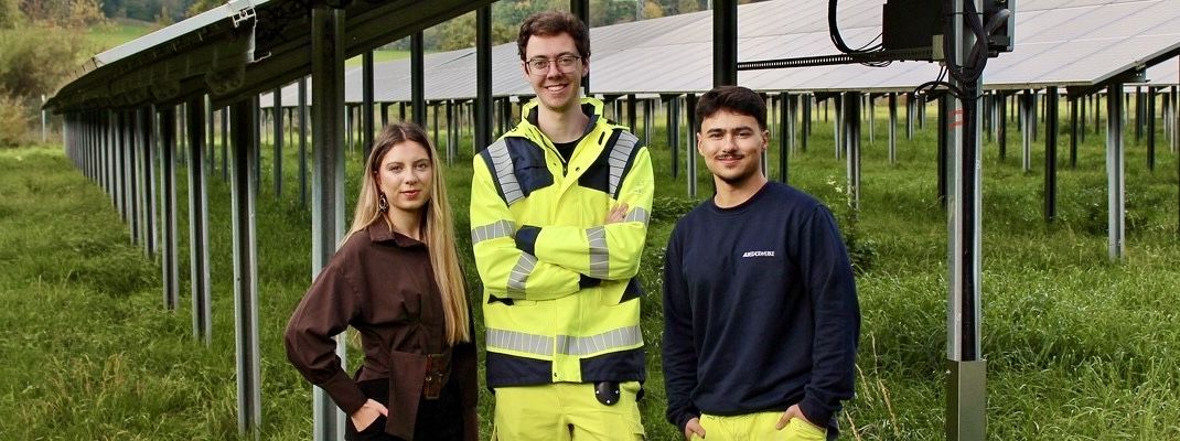 3 Azubis vor einer PV-Anlage