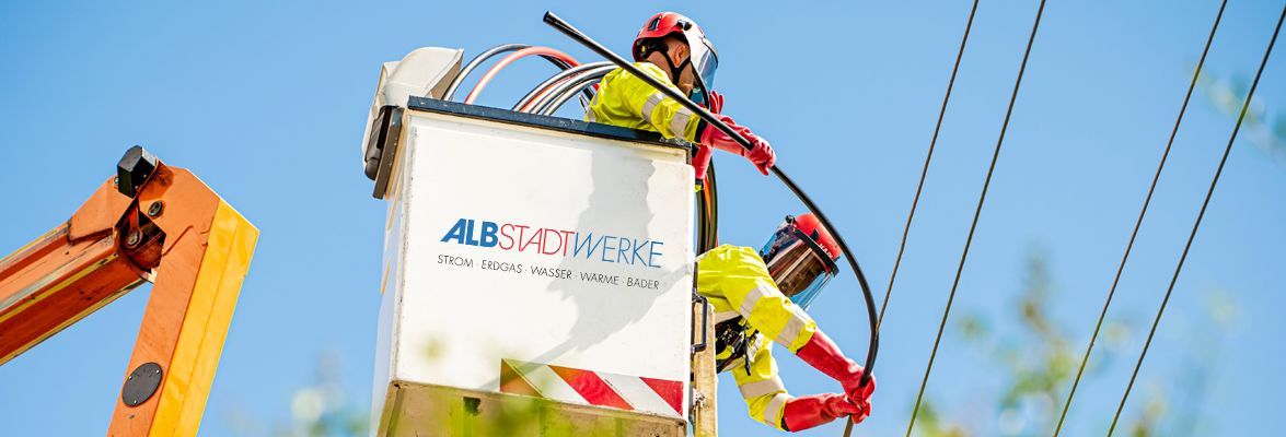 2 Monteure arbeiten an einer Freileitung